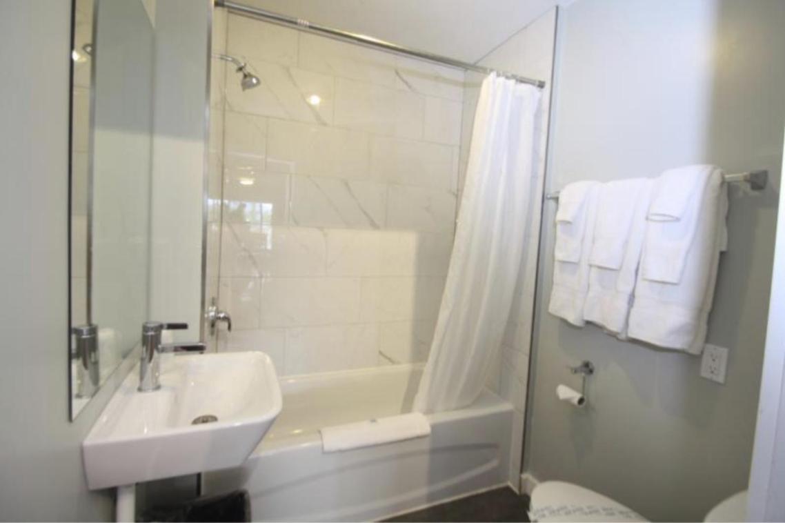 Harrison Spa Motel Harrison Hot Springs Bagian luar foto