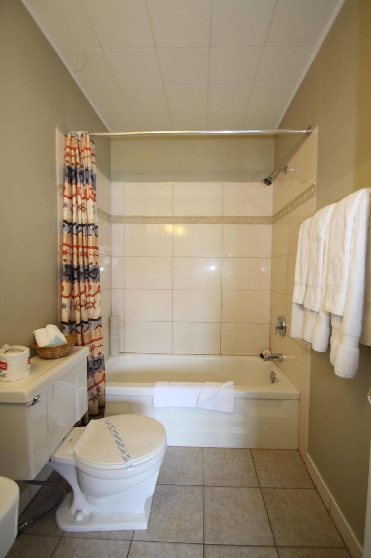 Harrison Spa Motel Harrison Hot Springs Bagian luar foto