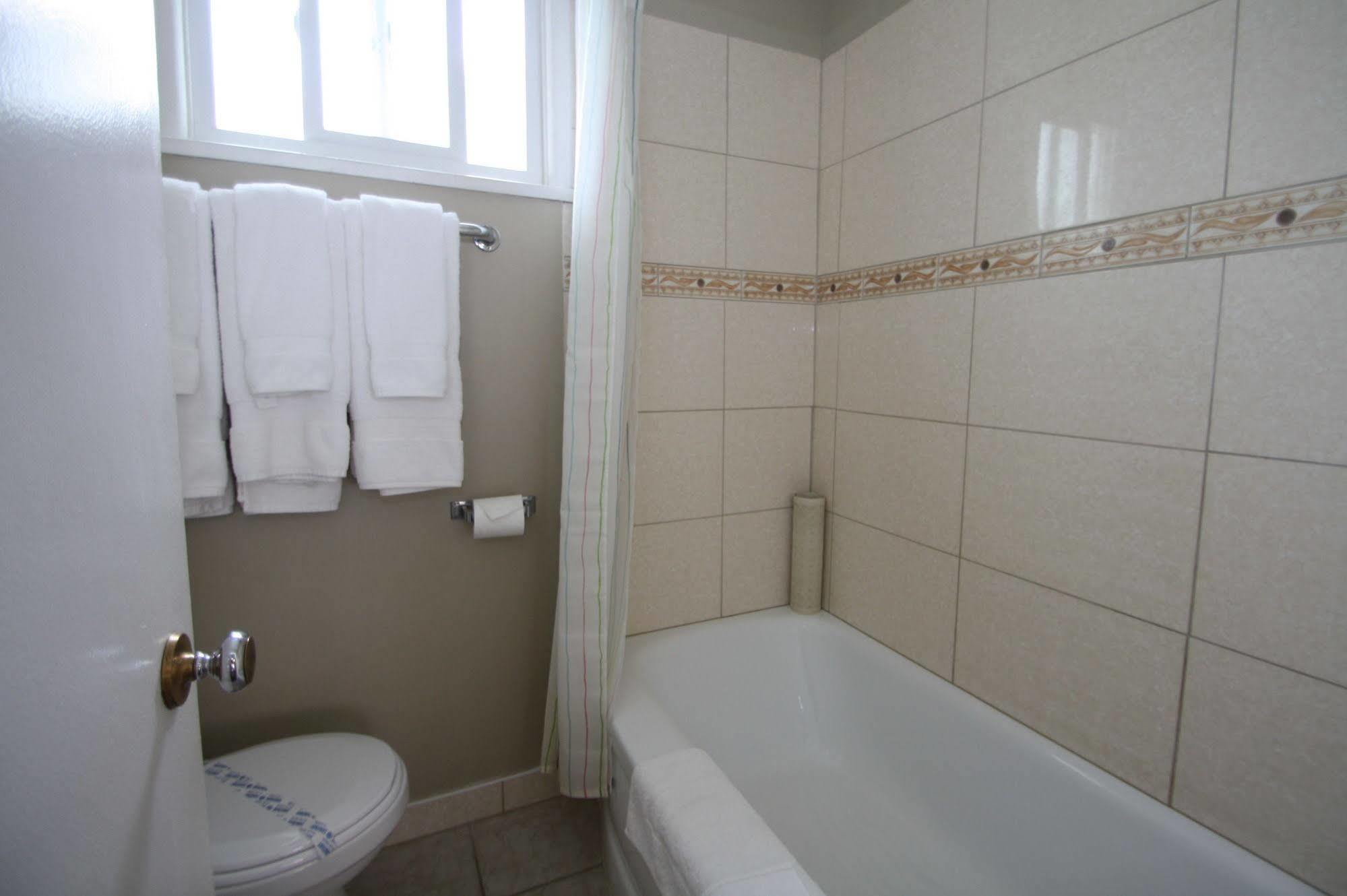 Harrison Spa Motel Harrison Hot Springs Bagian luar foto