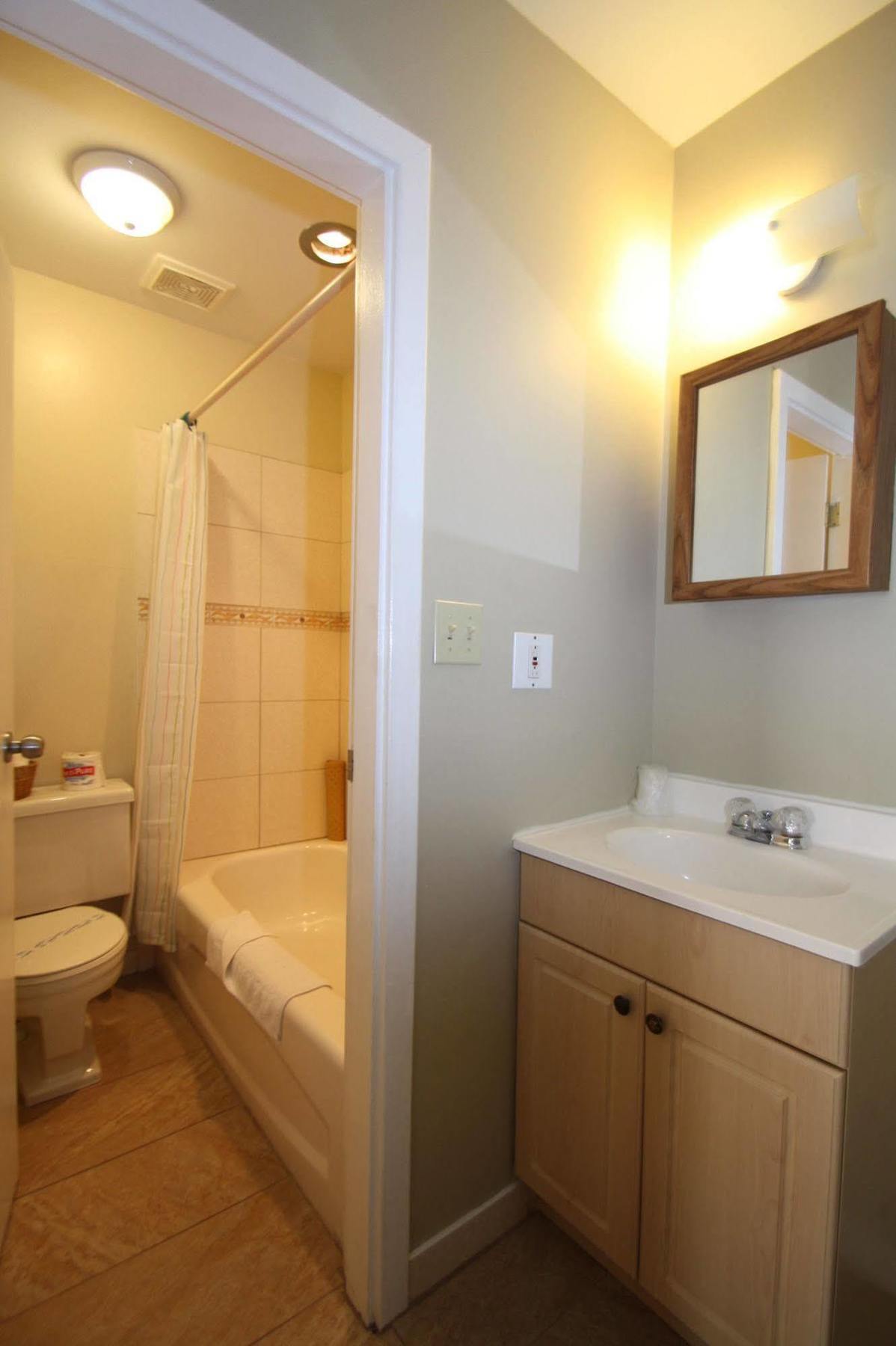 Harrison Spa Motel Harrison Hot Springs Bagian luar foto