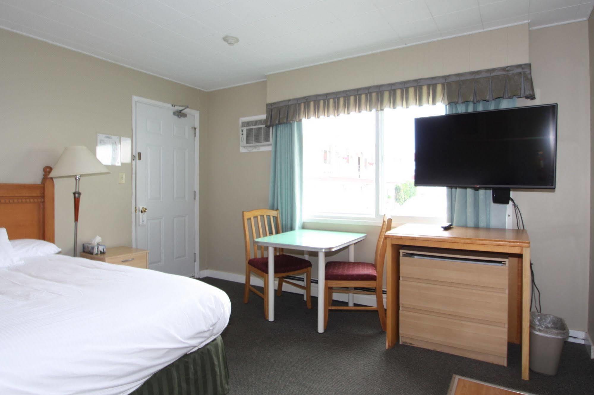 Harrison Spa Motel Harrison Hot Springs Bagian luar foto
