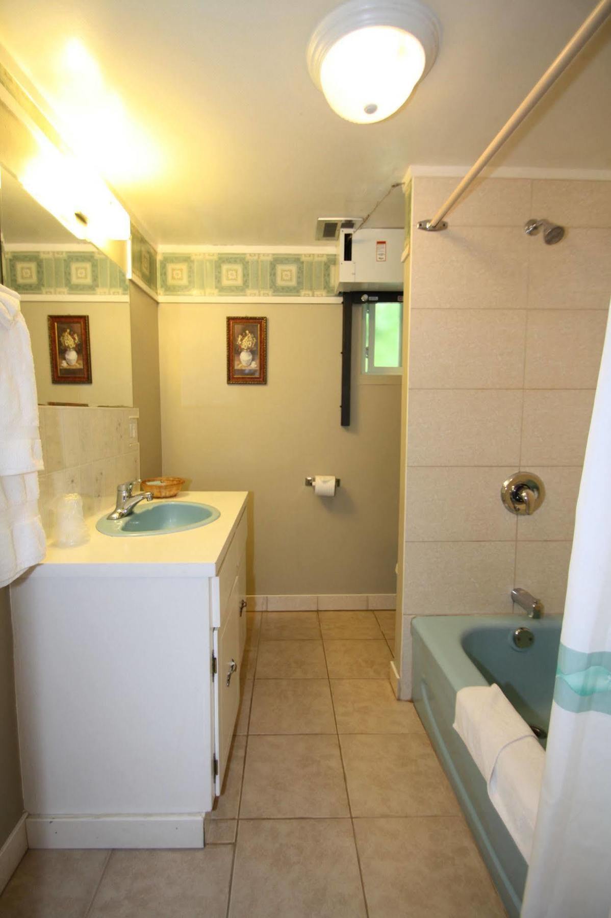 Harrison Spa Motel Harrison Hot Springs Bagian luar foto